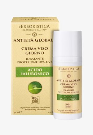 Hyaluronsäure Tagescreme in einer weißen Pumpflasche mit einer goldenen und grünen Verpackung. Text auf Italienisch, der die feuchtigkeitsspendende Wirkung und UV-Schutz anzeigt.
