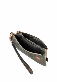 Cartera de cuero gris con dos compartimentos, herrajes en oro rosa y un acabado texturizado. Parche de acento marrón con logo en la parte frontal.