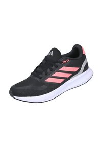 Zapatilla deportiva negra con detalles en rosa y gris, parte superior de malla, cordones y suela blanca. Presenta una forma contorneada para soporte y comodidad.