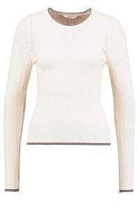 Top de manga larga blanco con textura de espiga, con cuello redondo y un ribete oscuro en el dobladillo y los puños.