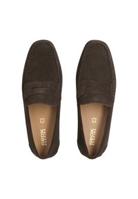 Brązowe zamszowe loafersy w kształcie mokasynów, z przeszyciem na górze i markowym wkładką. Płaska podeszwa bez widocznego hardware'u.