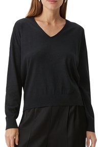 Zwarte V-hals sweater met lange mouwen en een aansluitende tailleband, gemaakt van zacht breimateriaal, met een subtiele glans en een relaxte pasvorm.
