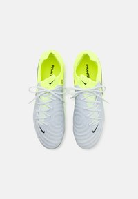Jasnoszare buty do piłki nożnej z neonowożółtymi akcentami, teksturowana cholewka, białe sznurówki i czarne logo Nike. Zaprojektowane z myślą o zwinności i przyczepności.