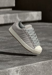 Επιλέχθηκε, grey two/core white
