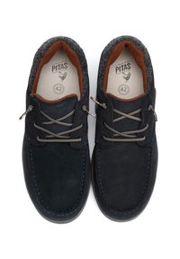 Chaussures en daim bleu foncé avec des lacets gris, un col texturé gris et une doublure brune contrastante. Taille 42 imprimée à l'intérieur.
