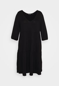 Svart bomullsklänning med V-ringning, trekvartsärmar, lagerdesign och rynkad textur. Lätt tyg, knä-lång.