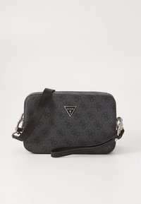 Crna monogramirana torbica na rame s teksturiranim završetkom, s trokutastom pločicom s logotipom i podesivim remenom s metalnim kopčama.