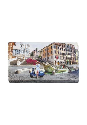 Portafoglio con una scena stampata di una piazza romana, con uno scooter blu, edifici colorati e lettering stilizzato su un materiale testurizzato.