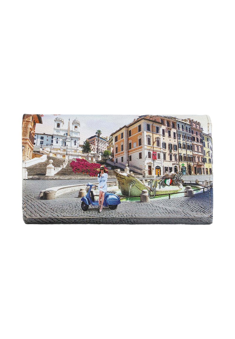 Portafoglio con una scena stampata di una piazza romana, con uno scooter blu, edifici colorati e lettering stilizzato su un materiale testurizzato.