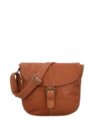 Rjava usnjena torbica čez ramo z nastavljivim trakom, zaponko s poklopcem in kovinskim detajlom na sprednji strani, na belem ozadju.