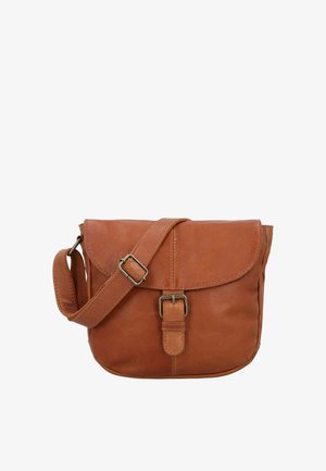 Hnedá kožená crossbody taška s nastaviteľným popruhom, zapínaním na preklop a kovovým prackovým detailom na prednej strane na bielom pozadí.
