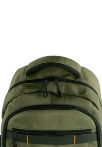Mochila verde oliva con cremalleras negras, dos bolsillos frontales, un asa texturizada y costuras de acento naranjas en la correa frontal.