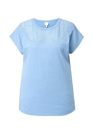 Blusa azul claro de manga corta con escote redondo y detalle de encaje bordado con flores en la parte superior del pecho y los hombros.