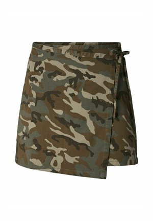 Jupe courte portefeuille à motif camouflage avec fermeture nouée sur le côté en nuances de vert, marron et beige.