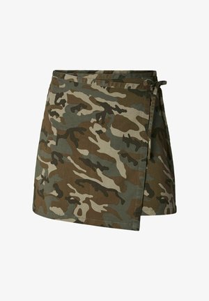 Jupe courte portefeuille à motif camouflage avec fermeture nouée sur le côté en nuances de vert, marron et beige.
