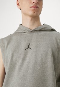 Jordan SPORT SLEEVELESS HOODIE - Top - carbon heather/black