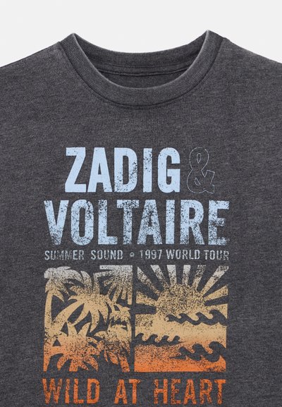 Γκρι T-shirt με στρογγυλή λαιμόκοψη και φθαρμένα γραφικά σε μπλε και πορτοκαλί. Ο σχεδιασμός περιλαμβάνει μοτίβα από φοίνικες και ήλιο, μαζί με κείμενο.