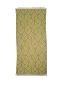 Rechthoekig groen en geel tapijt met herhalende diamant- en bladvormen en witte franjes aan beide uiteinden.