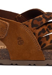 Bruine suède sandaal met luipaardprint banden, gestructureerd materiaal, gestikte accenten en een bruine rubberen zool.