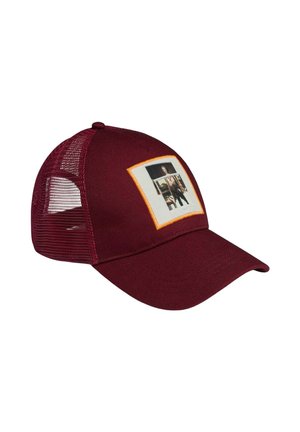 Casquette trucker en maille bordeaux avec visière courbée et patch rectangulaire présentant de petites photos imprimées sur le panneau avant.