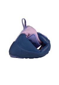 Paarse en marineblauwe instapschoen met een textuur die lijkt op suede; heeft een gevoerde mesh kraag en een flexibele rubberen zool.