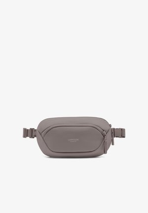 Graue rechteckige Bauchtasche mit vordertürigem Reißverschlussfach, verstellbarem Riemen mit Schnalle und "Larkson Hamburg"-Logo auf der Vorderseite.