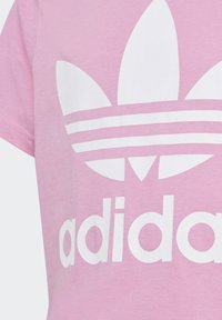 adidas Originals TREFOIL TEE-JUNIOR - Apdrukāts T-krekls - bliss pink/white