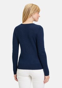 Maglione fitted blu navy con collo tondo e maniche lunghe. Realizzato in materiale morbido; texture a costine sull'orlo e sui polsini.