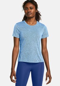 Helles blaues Sport-T-Shirt mit strukturiertem Muster, rundem Ausschnitt, kurzen Ärmeln und lockerer Passform, kombiniert mit blauen Leggings.