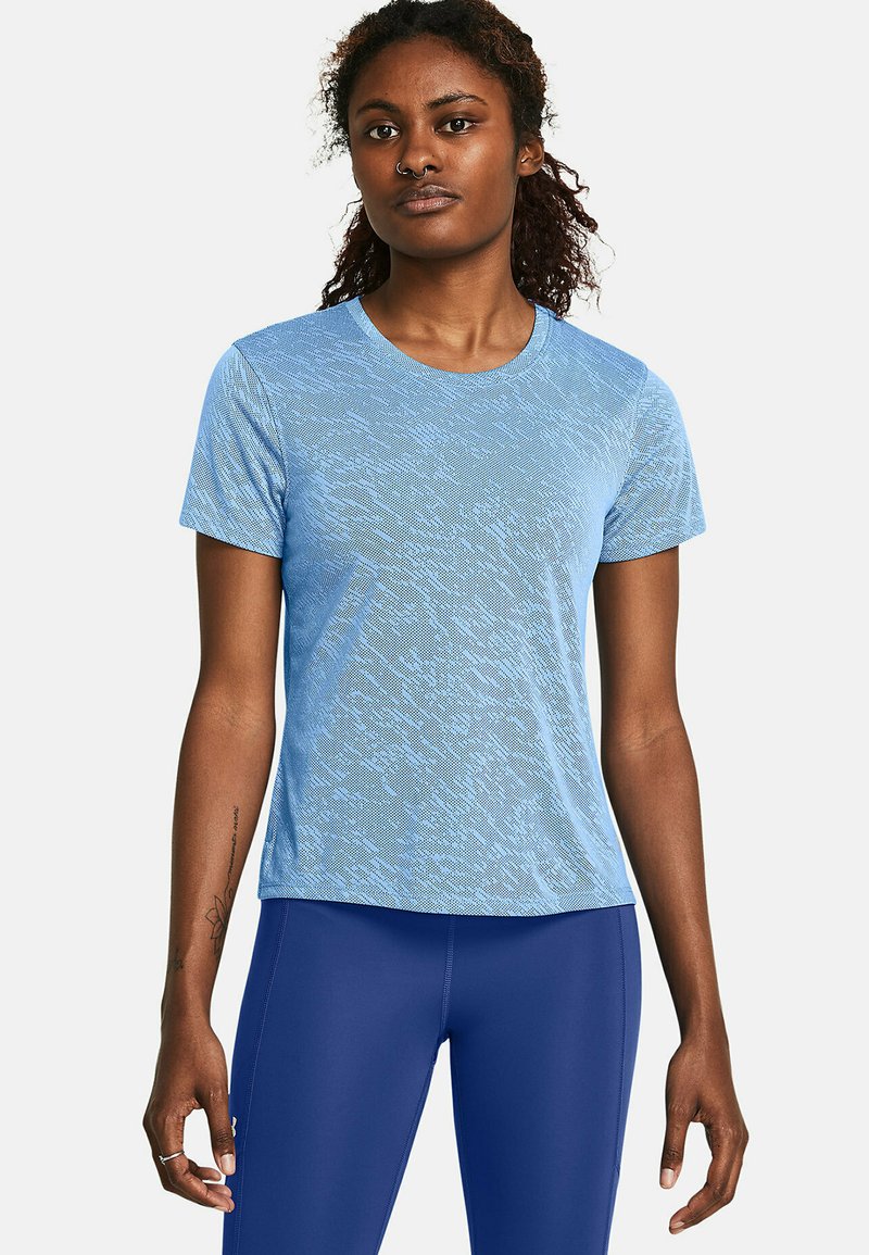 Helles blaues Sport-T-Shirt mit strukturiertem Muster, rundem Ausschnitt, kurzen Ärmeln und lockerer Passform, kombiniert mit blauen Leggings.