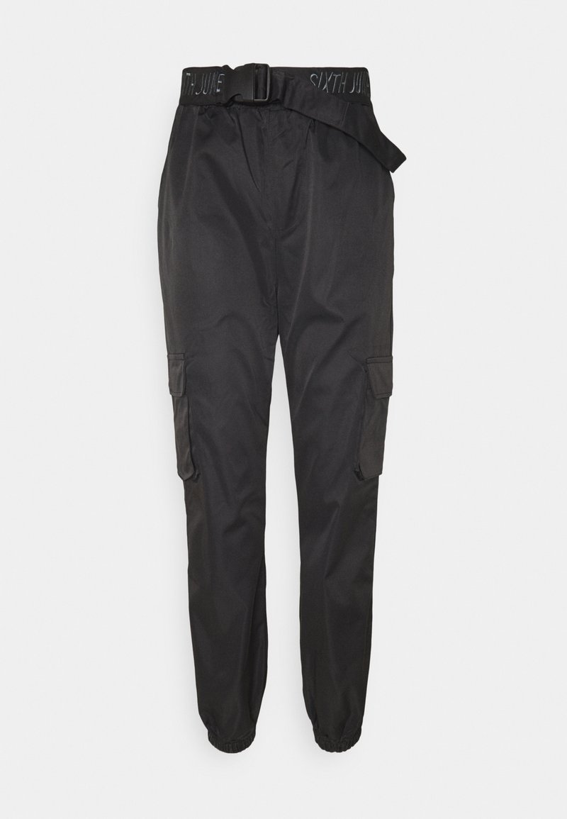 Pantalon cargo noir en tissu texturé. Il comprend une ceinture ajustable, des poches latérales et des poignets élastiqués.