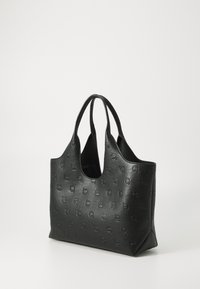 Sac fourre-tout en cuir noir avec motif de logo gaufré, deux poignées de shoulder et un intérieur spacieux. Texture lisse et forme structurée.