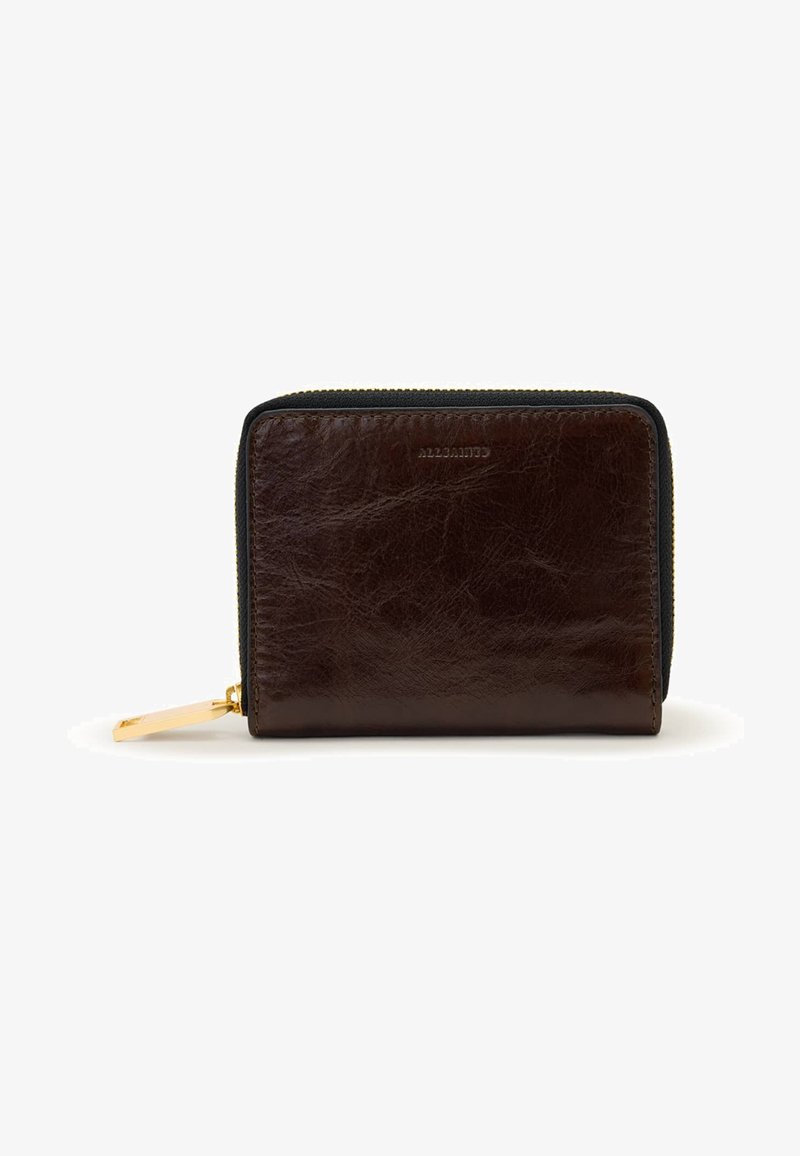 Bruine leren portemonnee met een getextureerd oppervlak, gouden ritssluiting en een klein gouden sierstuk. Compacte rechthoekige vorm met zwarte accenten.