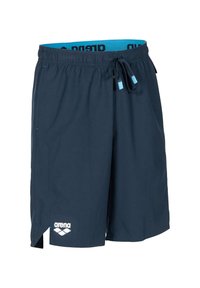 Bañador azul marino con cinturilla elástica, cordón y bolsillos laterales. Presenta detalles en azul claro en contraste y una marca.