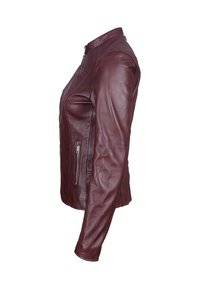 Burgundská kožená bunda s přiléhavým střihem, vysokým límcem a kapsami na zip po stranách. Hladká textura a minimální švy.