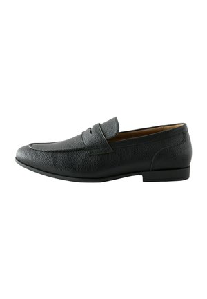 Schwarze Lederloafers mit einer strukturierten Oberfläche, rundem Zeh und einem subtilen Riemen über dem Spann. Flache schwarze Sohle.