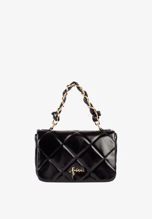 Must läikivast nahast tikitud käekott. Omab kuldsete detailidega punutud kett-rihma ja brändinime esiküljel kursiivis.