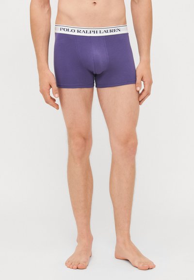 Vijolični bokserji z belim elastičnim pasom, na katerem je napis "POLO RALPH LAUREN", izdelani iz gladkega materiala s prilegnjenim krojem.
