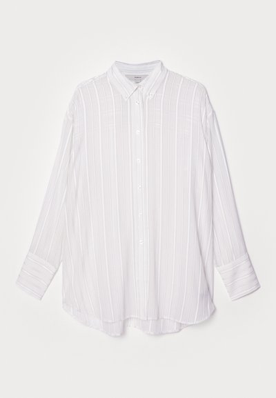 Camicia bianca a maniche lunghe con strisce verticali grigie chiare, colletto button-down e polsini arrotolabili. Tessuto morbido con una vestibilità leggermente oversize.