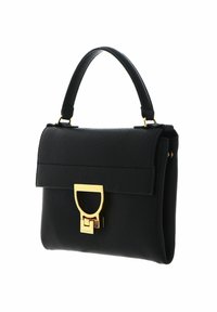 Schwarze Lederhandtasche mit strukturierter Oberfläche, goldenen Beschlägen und einem Oberhandgriff. Verfügt über einen Vorderklappenverschluss und einen charakteristischen Verschluss.