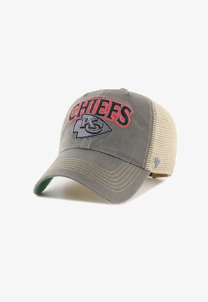 Graue und beige Mesh-Kappe der Kansas City Chiefs mit rotem, besticktem "CHIEFS"-Schriftzug und Team-Logo vorne.