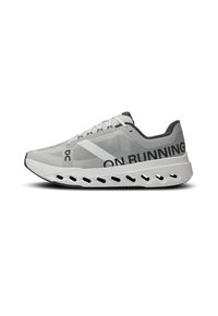 Baskets de course grises avec un upper en mesh, accents blancs et texte "ON RUNNING". Découpes notables dans la semelle intermédiaire blanche. Design à lacets.