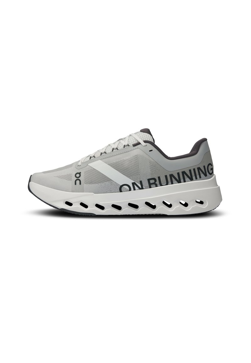 Baskets de course grises avec un upper en mesh, accents blancs et texte "ON RUNNING". Découpes notables dans la semelle intermédiaire blanche. Design à lacets.
