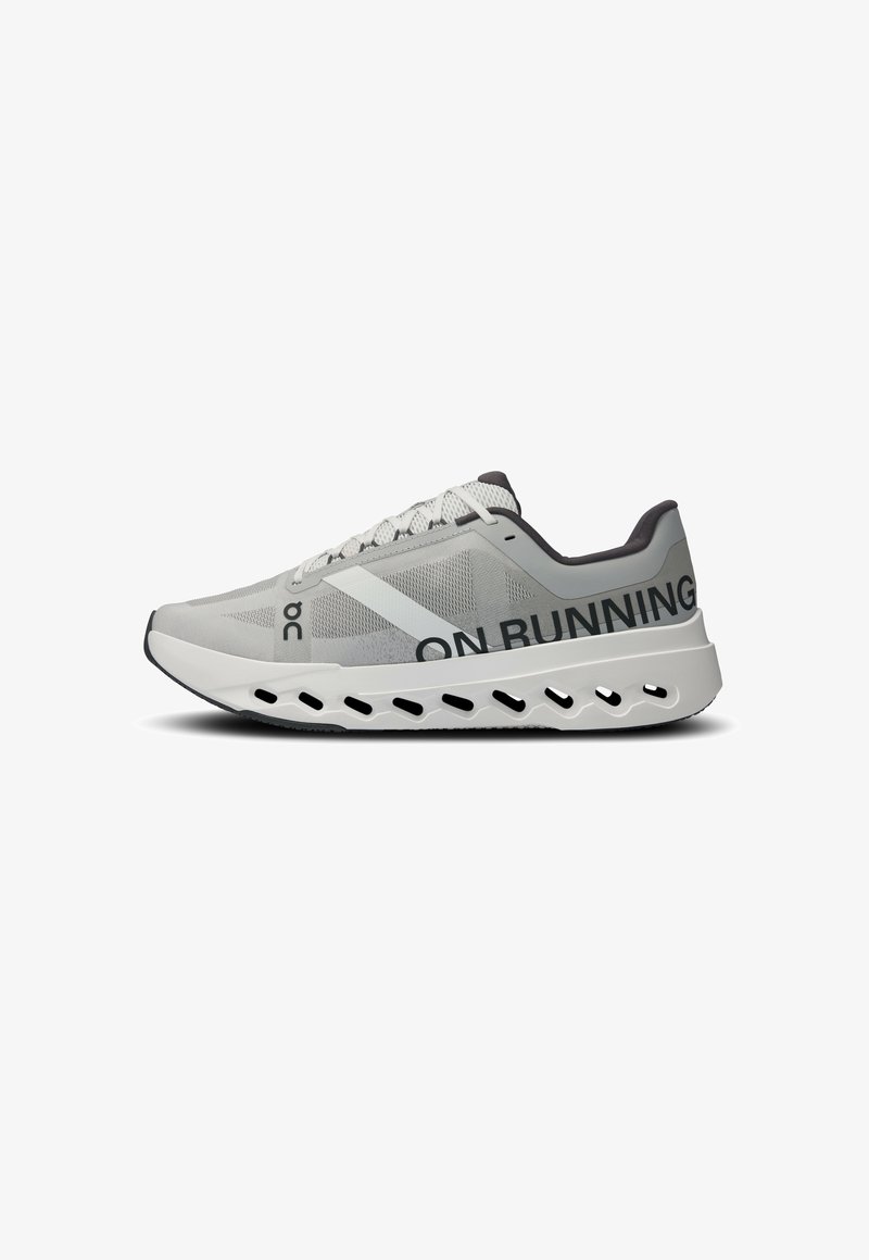 Zapatillas de correr grises con parte superior de malla, acentos blancos y texto "ON RUNNING". A destacar, recortes en la mediasuela blanca. Diseño con cordones.