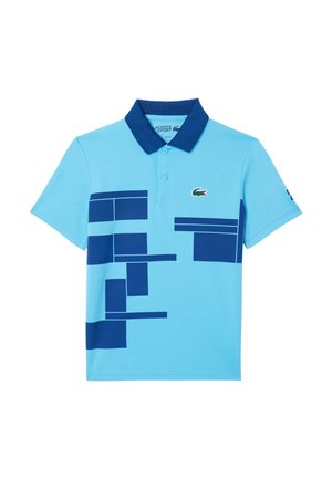 Jasnoniebieska koszulka polo z krótkim rękawem, ciemnoniebieskim kołnierzem, abstrakcyjnymi ciemnoniebieskimi geometrycznymi wzorami oraz małym zielonym logo krokodyla na piersi.