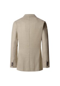 Veste beige sur mesure avec un tissu texturé. Épaules structurées, fente arrière simple et accents de poignet à quatre boutons. Pas de design visible à l'avant.