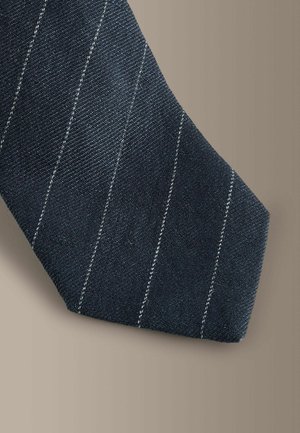 Marineblaue Krawatte aus strukturiertem Stoff mit schmalen weißen Streifen. Die Spitze ist in klassischer Dreiecksform geschnitten und zeigt ein dichtes Webmuster.