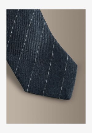 Marineblaue Krawatte aus strukturiertem Stoff mit schmalen weißen Streifen. Die Spitze ist in klassischer Dreiecksform geschnitten und zeigt ein dichtes Webmuster.