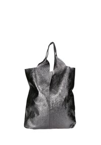 Zwarte leren tote bag met een glanzende metallic afwerking, met een uniek asymmetrisch ontwerp en twee schouderbanden.