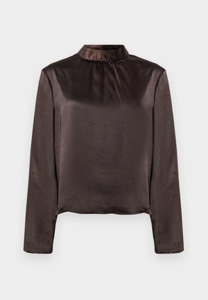 Tumepruun pikaaene satäänist blouse, millel on seisva kraega ja peened kogumised kaeluse all, esitatud valgel taustal.